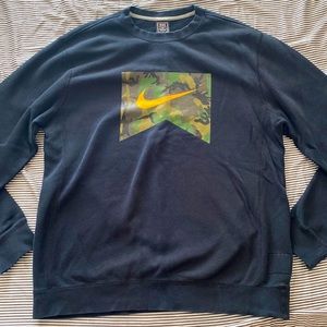 Men’s Nike XLarge Crewneck Sweatshirt Black Nike Logo Camo Print Camouflage